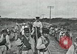 Standbild mexikanische Armee Truppen Abfahrt Mexiko Stadt entlang der Eisenbahn Mexico City Mexiko, 1914, aus Sekunde 23 historischem Filmmaterial Videoclip 65675029259