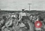 Standbild mexikanische Armee Truppen Abfahrt Mexiko Stadt entlang der Eisenbahn Mexico City Mexiko, 1914, aus Sekunde 24 historischem Filmmaterial Videoclip 65675029259