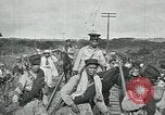 Standbild mexikanische Armee Truppen Abfahrt Mexiko Stadt entlang der Eisenbahn Mexico City Mexiko, 1914, aus Sekunde 25 historischem Filmmaterial Videoclip 65675029259