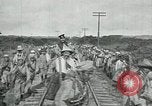 Standbild mexikanische Armee Truppen Abfahrt Mexiko Stadt entlang der Eisenbahn Mexico City Mexiko, 1914, aus Sekunde 26 historischem Filmmaterial Videoclip 65675029259