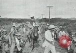 Standbild mexikanische Armee Truppen Abfahrt Mexiko Stadt entlang der Eisenbahn Mexico City Mexiko, 1914, aus Sekunde 27 historischem Filmmaterial Videoclip 65675029259