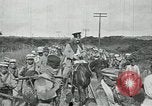Standbild mexikanische Armee Truppen Abfahrt Mexiko Stadt entlang der Eisenbahn Mexico City Mexiko, 1914, aus Sekunde 28 historischem Filmmaterial Videoclip 65675029259