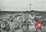 Standbild mexikanische Armee Truppen Abfahrt Mexiko Stadt entlang der Eisenbahn Mexico City Mexiko, 1914, aus Sekunde 29 historischem Filmmaterial Videoclip 65675029259