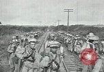 Standbild mexikanische Armee Truppen Abfahrt Mexiko Stadt entlang der Eisenbahn Mexico City Mexiko, 1914, aus Sekunde 31 historischem Filmmaterial Videoclip 65675029259