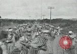 Standbild mexikanische Armee Truppen Abfahrt Mexiko Stadt entlang der Eisenbahn Mexico City Mexiko, 1914, aus Sekunde 32 historischem Filmmaterial Videoclip 65675029259