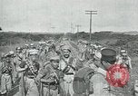 Standbild mexikanische Armee Truppen Abfahrt Mexiko Stadt entlang der Eisenbahn Mexico City Mexiko, 1914, aus Sekunde 33 historischem Filmmaterial Videoclip 65675029259