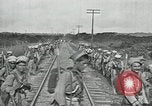 Standbild mexikanische Armee Truppen Abfahrt Mexiko Stadt entlang der Eisenbahn Mexico City Mexiko, 1914, aus Sekunde 36 historischem Filmmaterial Videoclip 65675029259