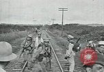 Standbild mexikanische Armee Truppen Abfahrt Mexiko Stadt entlang der Eisenbahn Mexico City Mexiko, 1914, aus Sekunde 37 historischem Filmmaterial Videoclip 65675029259