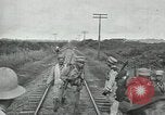 Standbild mexikanische Armee Truppen Abfahrt Mexiko Stadt entlang der Eisenbahn Mexico City Mexiko, 1914, aus Sekunde 38 historischem Filmmaterial Videoclip 65675029259