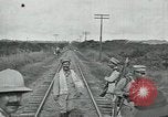 Standbild mexikanische Armee Truppen Abfahrt Mexiko Stadt entlang der Eisenbahn Mexico City Mexiko, 1914, aus Sekunde 39 historischem Filmmaterial Videoclip 65675029259