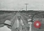 Standbild mexikanische Armee Truppen Abfahrt Mexiko Stadt entlang der Eisenbahn Mexico City Mexiko, 1914, aus Sekunde 40 historischem Filmmaterial Videoclip 65675029259