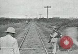 Standbild mexikanische Armee Truppen Abfahrt Mexiko Stadt entlang der Eisenbahn Mexico City Mexiko, 1914, aus Sekunde 41 historischem Filmmaterial Videoclip 65675029259