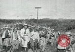Standbild mexikanische Armee Truppen Abfahrt Mexiko Stadt entlang der Eisenbahn Mexico City Mexiko, 1914, aus Sekunde 42 historischem Filmmaterial Videoclip 65675029259