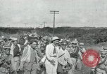 Standbild mexikanische Armee Truppen Abfahrt Mexiko Stadt entlang der Eisenbahn Mexico City Mexiko, 1914, aus Sekunde 43 historischem Filmmaterial Videoclip 65675029259