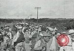 Standbild mexikanische Armee Truppen Abfahrt Mexiko Stadt entlang der Eisenbahn Mexico City Mexiko, 1914, aus Sekunde 44 historischem Filmmaterial Videoclip 65675029259
