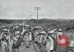 Standbild mexikanische Armee Truppen Abfahrt Mexiko Stadt entlang der Eisenbahn Mexico City Mexiko, 1914, aus Sekunde 45 historischem Filmmaterial Videoclip 65675029259