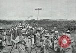 Standbild mexikanische Armee Truppen Abfahrt Mexiko Stadt entlang der Eisenbahn Mexico City Mexiko, 1914, aus Sekunde 46 historischem Filmmaterial Videoclip 65675029259