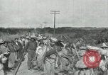 Standbild mexikanische Armee Truppen Abfahrt Mexiko Stadt entlang der Eisenbahn Mexico City Mexiko, 1914, aus Sekunde 47 historischem Filmmaterial Videoclip 65675029259