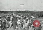 Standbild mexikanische Armee Truppen Abfahrt Mexiko Stadt entlang der Eisenbahn Mexico City Mexiko, 1914, aus Sekunde 48 historischem Filmmaterial Videoclip 65675029259