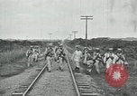 Standbild mexikanische Armee Truppen Abfahrt Mexiko Stadt entlang der Eisenbahn Mexico City Mexiko, 1914, aus Sekunde 49 historischem Filmmaterial Videoclip 65675029259