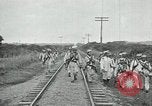 Standbild mexikanische Armee Truppen Abfahrt Mexiko Stadt entlang der Eisenbahn Mexico City Mexiko, 1914, aus Sekunde 50 historischem Filmmaterial Videoclip 65675029259