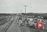 Standbild mexikanische Armee Truppen Abfahrt Mexiko Stadt entlang der Eisenbahn Mexico City Mexiko, 1914, aus Sekunde 51 historischem Filmmaterial Videoclip 65675029259