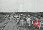 Standbild mexikanische Armee Truppen Abfahrt Mexiko Stadt entlang der Eisenbahn Mexico City Mexiko, 1914, aus Sekunde 52 historischem Filmmaterial Videoclip 65675029259