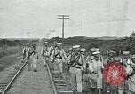 Standbild mexikanische Armee Truppen Abfahrt Mexiko Stadt entlang der Eisenbahn Mexico City Mexiko, 1914, aus Sekunde 53 historischem Filmmaterial Videoclip 65675029259