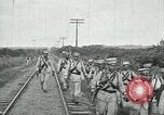 Standbild mexikanische Armee Truppen Abfahrt Mexiko Stadt entlang der Eisenbahn Mexico City Mexiko, 1914, aus Sekunde 54 historischem Filmmaterial Videoclip 65675029259