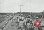 Standbild mexikanische Armee Truppen Abfahrt Mexiko Stadt entlang der Eisenbahn Mexico City Mexiko, 1914, aus Sekunde 55 historischem Filmmaterial Videoclip 65675029259