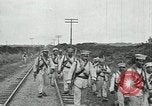 Standbild mexikanische Armee Truppen Abfahrt Mexiko Stadt entlang der Eisenbahn Mexico City Mexiko, 1914, aus Sekunde 56 historischem Filmmaterial Videoclip 65675029259