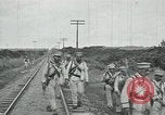 Standbild mexikanische Armee Truppen Abfahrt Mexiko Stadt entlang der Eisenbahn Mexico City Mexiko, 1914, aus Sekunde 57 historischem Filmmaterial Videoclip 65675029259