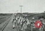 Standbild mexikanische Armee Truppen Abfahrt Mexiko Stadt entlang der Eisenbahn Mexico City Mexiko, 1914, aus Sekunde 58 historischem Filmmaterial Videoclip 65675029259