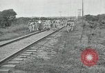 Standbild mexikanische Armee Truppen Abfahrt Mexiko Stadt entlang der Eisenbahn Mexico City Mexiko, 1914, aus Sekunde 59 historischem Filmmaterial Videoclip 65675029259