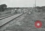 Standbild mexikanische Armee Truppen Abfahrt Mexiko Stadt entlang der Eisenbahn Mexico City Mexiko, 1914, aus Sekunde 60 historischem Filmmaterial Videoclip 65675029259