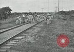 Standbild mexikanische Armee Truppen Abfahrt Mexiko Stadt entlang der Eisenbahn Mexico City Mexiko, 1914, aus Sekunde 61 historischem Filmmaterial Videoclip 65675029259