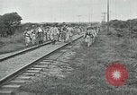 Standbild mexikanische Armee Truppen Abfahrt Mexiko Stadt entlang der Eisenbahn Mexico City Mexiko, 1914, aus Sekunde 62 historischem Filmmaterial Videoclip 65675029259