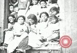 Image Les femmes mexicaines et les enfants des soldats fédéraux Mexico Mexique, 1914, de la seconde 6 séquences d'archives historiques vidéo 65675029260