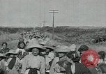 Image Les femmes mexicaines et les enfants des soldats fédéraux Mexico Mexique, 1914, de la seconde 10 séquences d'archives historiques vidéo 65675029260