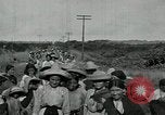 Image Les femmes mexicaines et les enfants des soldats fédéraux Mexico Mexique, 1914, de la seconde 11 séquences d'archives historiques vidéo 65675029260