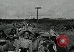 Image Les femmes mexicaines et les enfants des soldats fédéraux Mexico Mexique, 1914, de la seconde 12 séquences d'archives historiques vidéo 65675029260