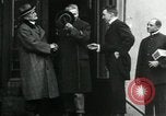 Immagine di Orso polare funzionari della spedizione Arkhangelsk Russia, 1918, secondo 33 filmato di repertorio 65675029273