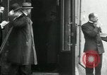 Immagine di Orso polare funzionari della spedizione Arkhangelsk Russia, 1918, secondo 51 filmato di repertorio 65675029273