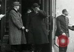 Immagine di Orso polare funzionari della spedizione Arkhangelsk Russia, 1918, secondo 55 filmato di repertorio 65675029273