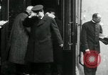 Immagine di Orso polare funzionari della spedizione Arkhangelsk Russia, 1918, secondo 58 filmato di repertorio 65675029273