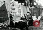 Standbild Entladen Mehl Taschen aus Frachter Erzengel Russland, 1918, aus Sekunde 1 historischem Filmmaterial Videoclip 65675029275