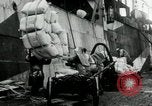 Standbild Entladen Mehl Taschen aus Frachter Erzengel Russland, 1918, aus Sekunde 3 historischem Filmmaterial Videoclip 65675029275
