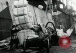 Standbild Entladen Mehl Taschen aus Frachter Erzengel Russland, 1918, aus Sekunde 4 historischem Filmmaterial Videoclip 65675029275