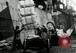 Standbild Entladen Mehl Taschen aus Frachter Erzengel Russland, 1918, aus Sekunde 5 historischem Filmmaterial Videoclip 65675029275