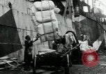 Standbild Entladen Mehl Taschen aus Frachter Erzengel Russland, 1918, aus Sekunde 6 historischem Filmmaterial Videoclip 65675029275